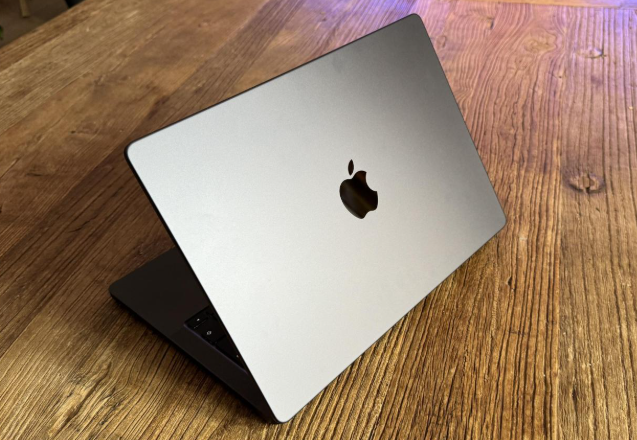 MGDQ4 14-inch MacBook Pro: Apple M5 Max chip with 18‑core CPU and 32‑core GPU, 36GB, 2TB SSD - Silver